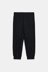 Pantalón tipo jogger de tiro medio, con cintura elástica ajustable mediante cordones, bolsillos frontales y puños elásticos en el bajo.