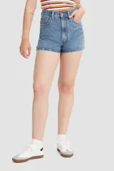 Short de jean de tiro alto color celeste, con bolsillos delanteros y traseros, y ruedo desflecado.