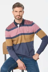 Remera polo de manga larga a rayas horizontales en colores rosa, marrón y azul, con cuello clásico azul marino y tapeta con botones.