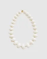 Collar de cuentas redondas y aplanadas con efecto marmolado en tonos grisáceos, con cierre metálico dorado.