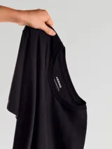 Camiseta básica de manga corta y cuello redondo, color rojo oscuro.