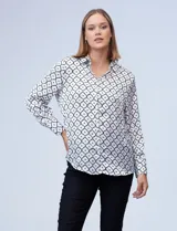 Camisa de satén estampado en blanco y negro, con cuello con solapa, escote en V y abertura central con botones.