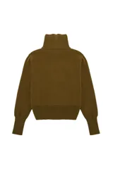 Sweater de punto color verde oliva, con cuello polo y cierre frontal parcial, de manga larga con puños anchos y diseño acanalado en el bajo.
