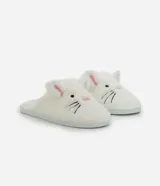 Pantufla tipo ojota confeccionada en tejido de peluche color blanco, con diseño de conejito que incluye orejitas, nariz bordada en rosa y bigotes negros. Posee suela de goma termoplástica.