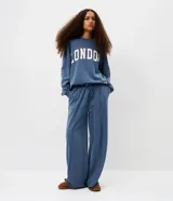 Pantalón Blue Steel de corte recto, confeccionado en algodón lavado con efecto deslavado de tono azul. Cuenta con cintura elástica con cordón de ajuste y costuras frontales en relieve.