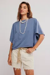 Remera de jersey de algodón color azul, con silueta murciélago, escote barco y mangas dolman anchas. Presenta diseño recto, holgado y costuras visibles a contratono.