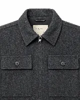 Chaqueta de paño Brooksfield con cierre frontal, cuello clásico, dos bolsillos frontales con solapa y botones, y puños ajustables con botón.
