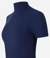 Blusa básica de ribana gris, con mangas cortas y cuello alto, de corte ajustado.