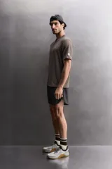 Camiseta de entrenamiento Zara Athleticz de corte regular, confeccionada en tejido técnico elástico y ligero con estructura. Presenta cuello redondo, manga corta con detalle de parche, costuras planas y logo estampado en el pecho.