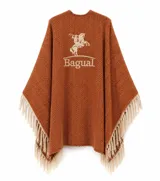 Ruana de tejido grueso con diseño de espiga en color tostado, con bordado central de un gaucho a caballo y la marca Bagual. Presenta terminaciones con flecos largos en color crema en todo su borde.