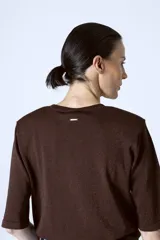 Camiseta marrón de manga corta con cuello redondo.