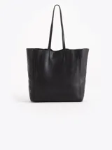 Cartera tipo shopper Jazmin Chebar modelo Honey, color negro, confeccionada en cuero vacuno suave. Cuenta con amplia capacidad, doble asa larga para el hombro y diseño grabado con abejas en bajo relieve. Incluye un tag colgante decorativo con dije metálico en forma de abeja.
