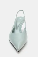 Zapato de tacón destalonado color verde menta, con acabado en punta fina, tira trasera elástica y tacón fino medio.