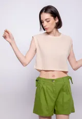 Short verde de lino y viscosa, holgado, con presillas, pinzas, bolsillos, cierre y botón de plástico.