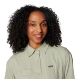 Camisa de senderismo manga larga color verde claro, con cuello clásico, cierre frontal con botones, dos bolsillos frontales con solapa y ventilaciones traseras de malla. Confeccionada en tejido técnico con tecnología de protección solar y absorción de humedad.