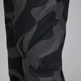 Pantalón de corte recto con estampado de camuflaje en tonos grises y negros, con cintura elástica y bolsillos laterales.