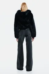 Jean de tiro medio confeccionado en denim de algodón rígido, con corte de pierna recta y costuras decorativas en forma de V invertida en el frente. Presenta diseño clásico de cinco bolsillos, cierre y botón.