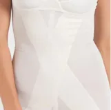 Body modelador blanco con soutien reductor sin aro, confeccionado en tela de faja de alta contención. Reforzado en zona abdominal con bandas interiores frontales, breteles anchos regulables y cavado cerrado. Confeccionado con tela que contiene fibra LYCRA®.