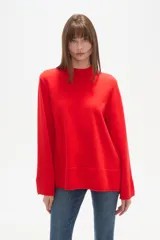 Sweater de viscosa color rojo, con cuello polera, corte holgado y pespuntes decorativos.