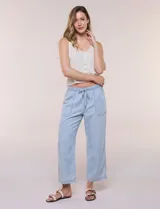 Pantalón crop de algodón y rayón color celeste, de corte recto y tiro mid-rise, con cintura elástica ajustable mediante cordón y bolsillos frontales.