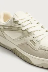 Zapatillas de basket para hombre en color tostado, con diseño de paneles en tonos beige y blanco, cordones al tono y suela chunky de goma.