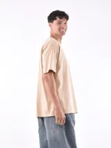 Remera de corte oversized en color beige, con cuello redondo y mangas cortas de estilo relajado.