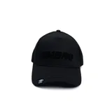 Gorra Umbro modelo Plush, de color negro con visera curva, logo bordado en relieve en el frente y etiqueta distintiva en el borde de la visera.