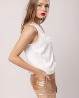 Musculosa blanca de lino con escote en V y detalle drapeado en el centro.