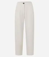 Pantalón zanahoria de sastrería color blanco, con cintura alta, trabillas y botón contrastante.