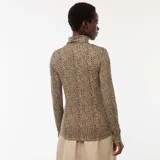 Camiseta de cuello alto y manga larga con estampado animal print en tonos beige y negro.