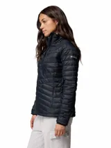 Campera puffer Columbia modelo Powder Pass, color negro, con cierre frontal, cuello alto y diseño acolchado horizontal. Cuenta con tecnología Omni-Shield resistente al agua y aislamiento térmico Thermarator.