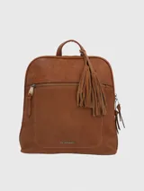 Mochila de ecocuero color caramelo con diseño de líneas limpias. Cuenta con un compartimento principal con cierre, un bolsillo frontal con cierre y detalle de borla decorativa de cuero natural. Incluye correas ajustables y logo de la marca en la parte inferior frontal.