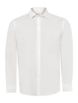 Camisa de manga larga color blanco de la marca RKF, modelo Easyitsolid, confeccionada en popelina de algodón. Cuenta con cuello italiano, cierre frontal de botones, puños abotonados y un bolsillo aplicado en el pecho.