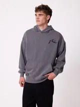 Canguro con capucha de calce holgado, color azul con efecto lavado. Presenta bolsillo frontal tipo canguro, logo de la marca estampado en el pecho y etiqueta pequeña en el ruedo.