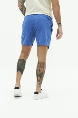 Short de baño liso con cintura elástica y cordón ajustable. Cuenta con dos bolsillos laterales, un bolsillo trasero y logo bordado en el ruedo. Confeccionado en tejido ligero de secado rápido.