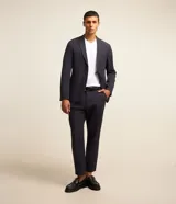 Remera básica de corte slim para hombre, de color blanco, con cuello en V y mangas cortas. Confeccionada en algodón peruano de alta suavidad y resistencia.