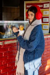 Chaqueta de jean con diseño de rayas verticales, cierre frontal, cuello camisero y bolsillos frontales con tapa.