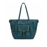 Cartera tipo tote color azul petróleo, con diseño estructurado, bolsillo frontal con solapa y cierre de hebilla, decorada con tachas metálicas doradas y apliques en forma de estrella.