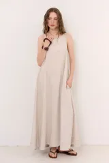 Vestido largo marrón, sin mangas, con escote redondo amplio y corte holgado.