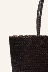 Cartera tote de cuero vacuno trenzado a mano, color bordó, de diseño espacioso con asas firmes.