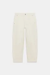 Pantalón de tiro bajo estilo chino, color blanco, con bolsillos delanteros, bolsillos de plastrón en la espalda y bajo acabado con vuelta. Cierre frontal con cremallera y botón.