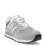 Championes urbanos New Balance modelo 574, combinando tonos de gris y celeste. Presentan una estructura de gamuza y paneles de malla técnica, con el logo N característico en los laterales y entresuela con tecnología ENCAP para mayor amortiguación.
