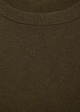 Jersey de punto fino con cuello redondo, diseño recto y manga larga.