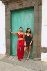 Pantalón rojo tejido en 100% algodón, con cintura ancha en rib con elástico interno y tiras regulables.