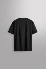 Camiseta de entrenamiento de corte relajado, confeccionada en tejido técnico ligero y elástico con textura microperforada. Presenta cuello redondo, manga corta y costuras termofijadas.
