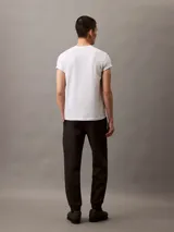 Pantalón de jogging negro con cintura elástica y logo monograma de Calvin Klein en color gris claro en el muslo izquierdo.