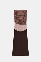 Vestido midi palabra de honor con diseño bandeau. Presenta un cuerpo superior drapeado en tonos marrón y rosado, y una falda inferior recta en color marrón oscuro.