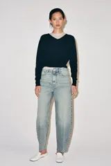 Jeans de tiro alto ZW Collection, color negro con efecto deslavado, corte tapered y diseño bombacho con raya planchada al frente.