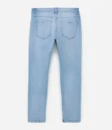 Pantalón slim de jeans celeste, con trabillas en la cintura, bolsillos y efecto desteñido.