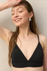 Top de bikini azul con textura tramada, diseño de triángulo con breteles finos regulables.